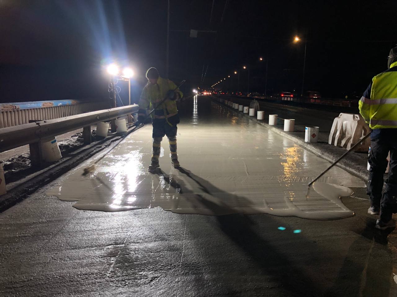 У Києві відновили рух на мосту через річку Десенка 2