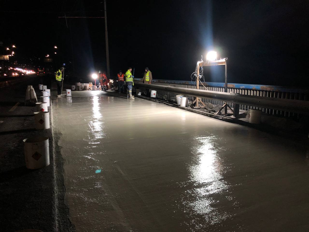 У Києві відновили рух на мосту через річку Десенка 4