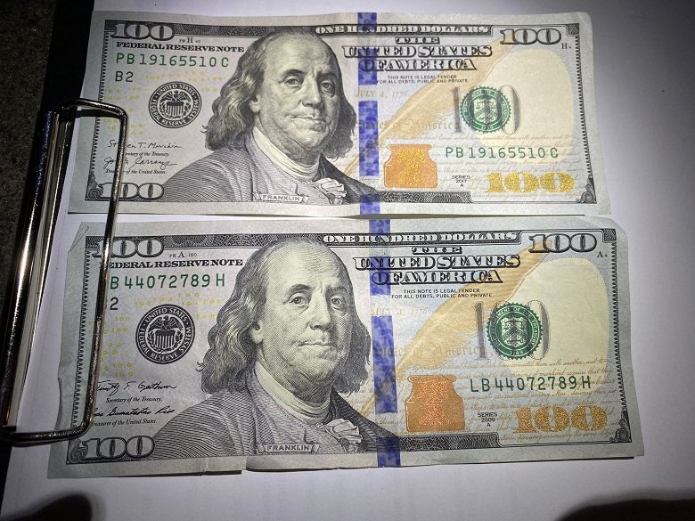 У Києві невідомий забризкав газом очі та підпалив волосся жінці, щоб пограбувати її 2