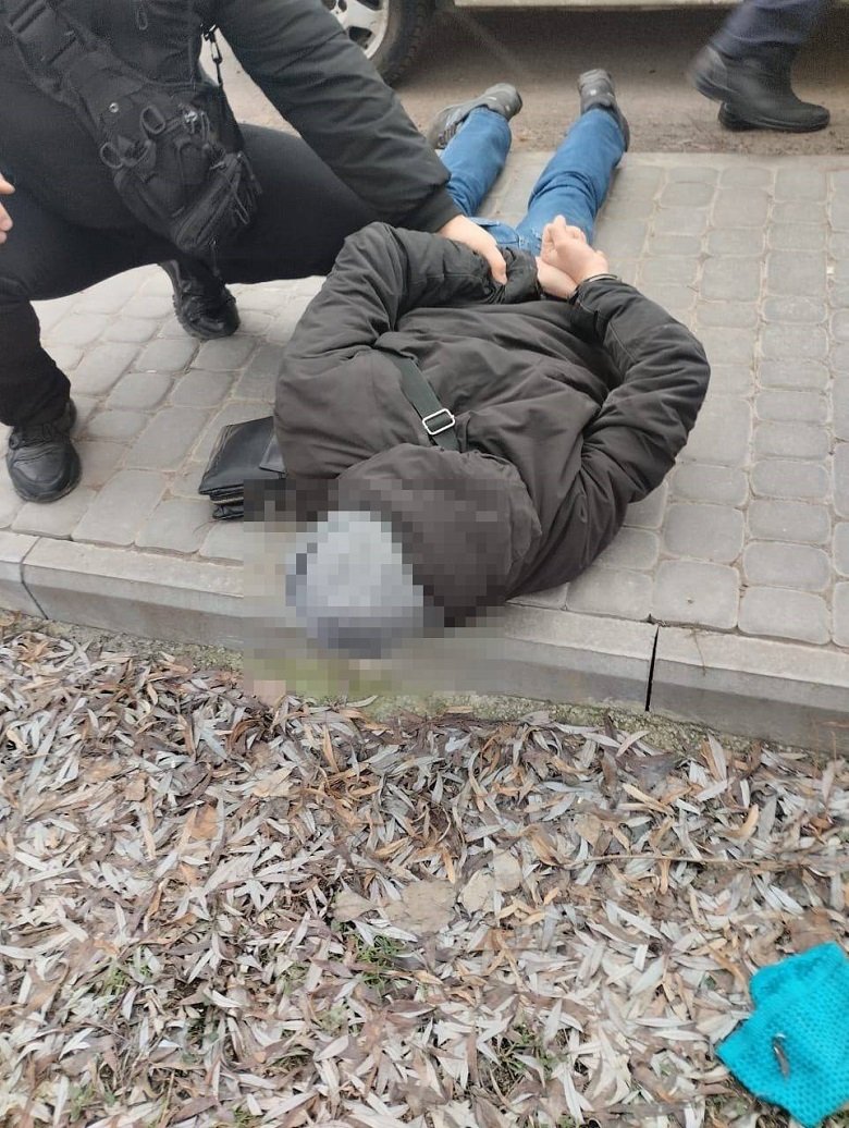 У Києві невідомий забризкав газом очі та підпалив волосся жінці, щоб пограбувати її 3