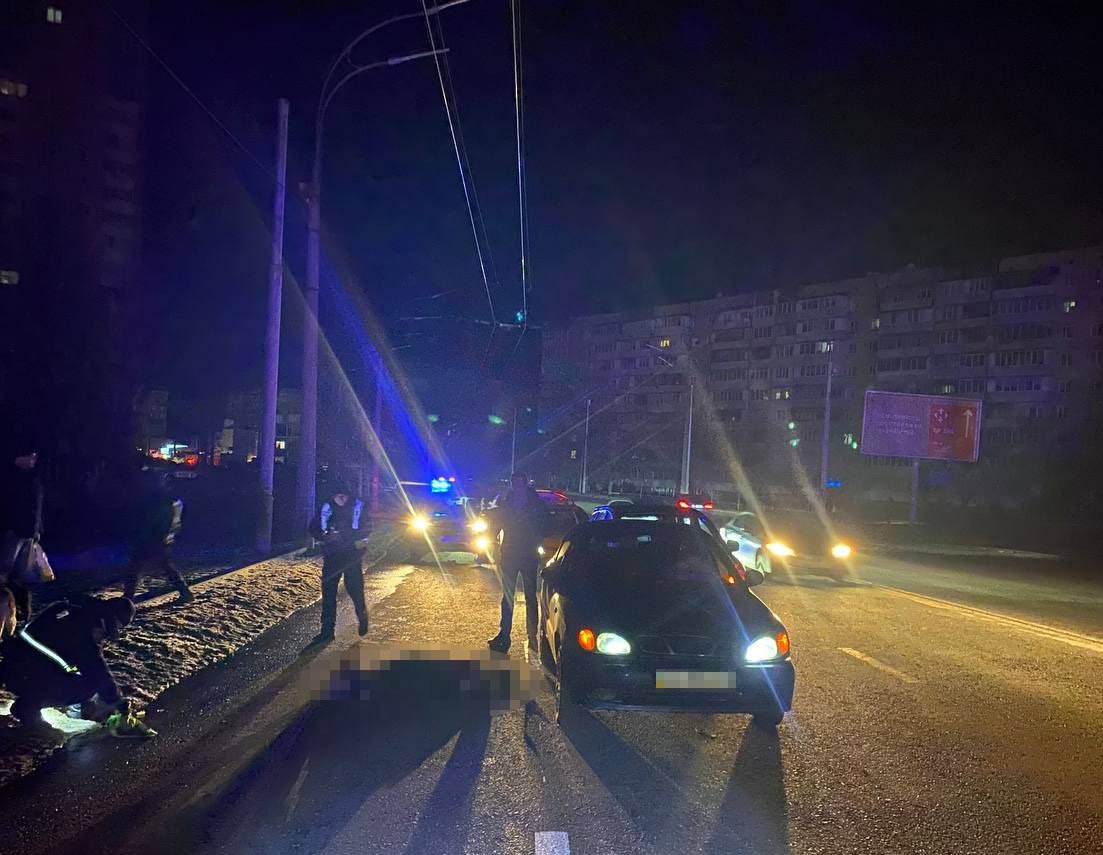 У Києві на Оболоні Daewoo насмерть збив чоловіка, який перебігав дорогу 1