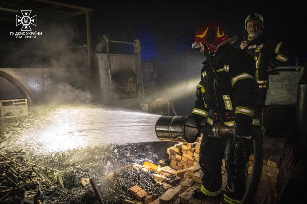 У Києві спалахнула пожежа на заводі 1