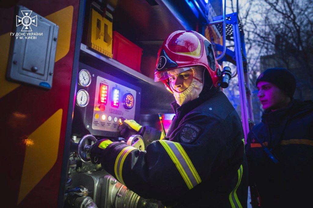 У Києві спалахнула пожежа на заводі 2