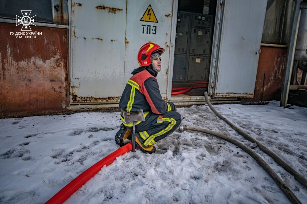 У Києві спалахнула пожежа на заводі 3
