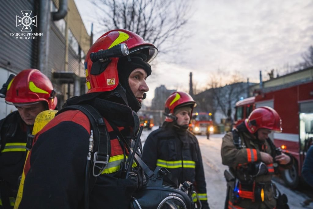 У Києві спалахнула пожежа на заводі 4