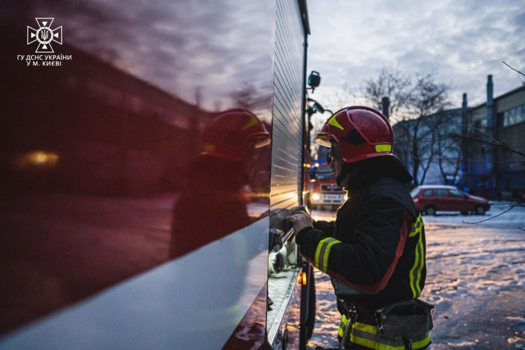 У Києві спалахнула пожежа на заводі 6