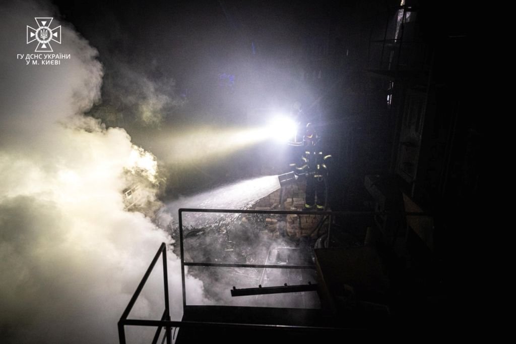 У Києві спалахнула пожежа на заводі 7