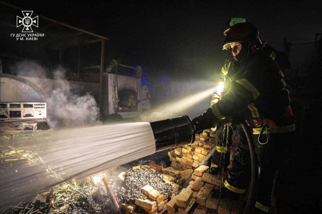 У Києві спалахнула пожежа на заводі 8
