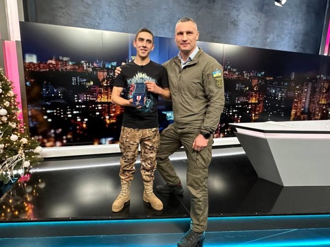 Збив з ручного кулемета крилату ракету над Києвом: Кличко вручив нагороду стрільцю Олегу Василишину 1