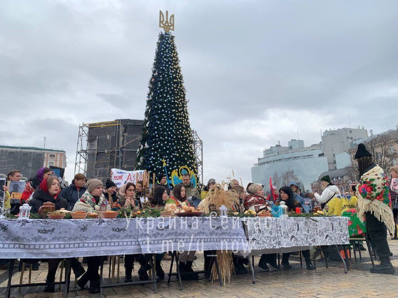 У Києві на Софійській родичі полонених бійців Азову накрили столи: що відбувається 2