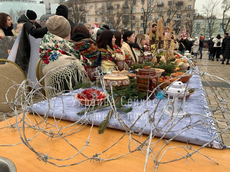 У Києві на Софійській родичі полонених бійців Азову накрили столи: що відбувається 3
