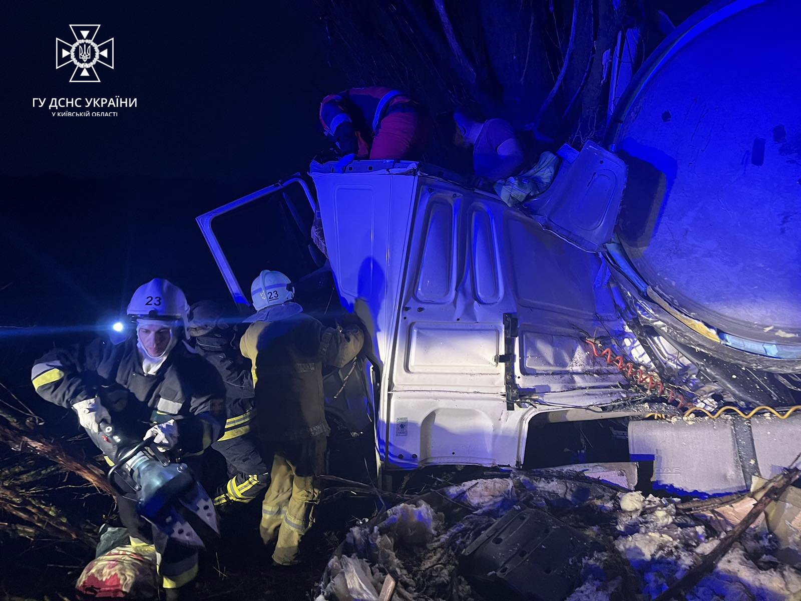 На Київщині молоковоз злетів в кювет та врізався в дерево: водія діставали з кабіни рятувальники 1
