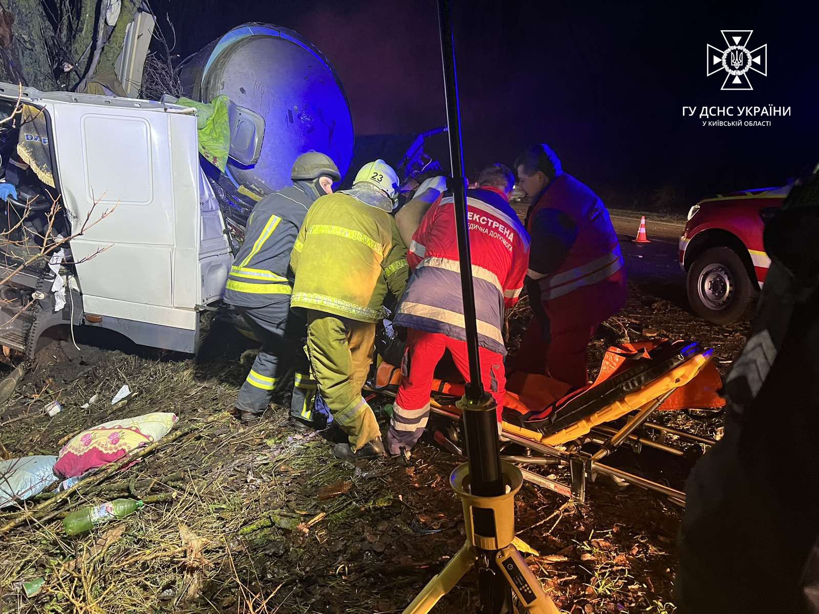 На Київщині молоковоз злетів в кювет та врізався в дерево: водія діставали з кабіни рятувальники 2