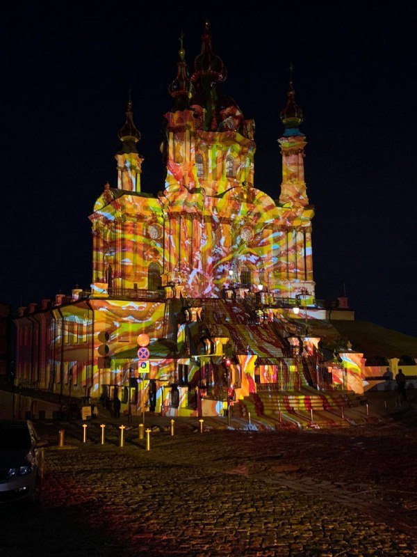 У Києві культові споруди підсвітили жовто-блакитними полотнами: хто автор і що це значить 1