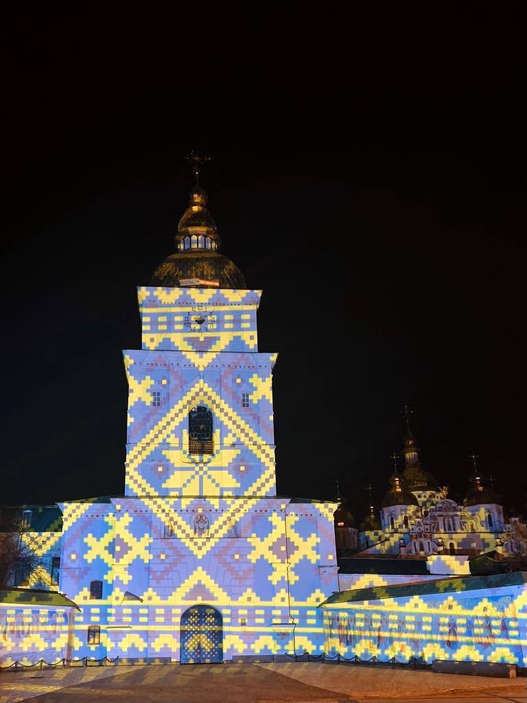 У Києві культові споруди підсвітили жовто-блакитними полотнами: хто автор і що це значить 2