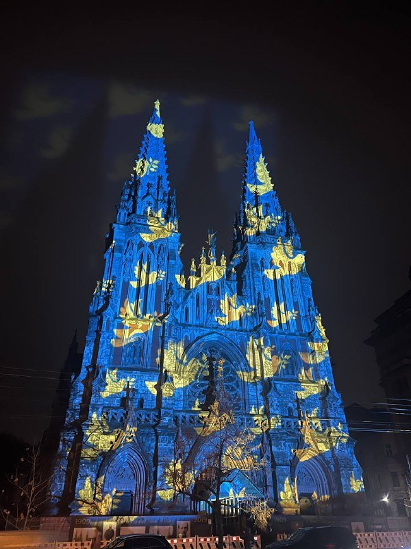 У Києві культові споруди підсвітили жовто-блакитними полотнами: хто автор і що це значить 3