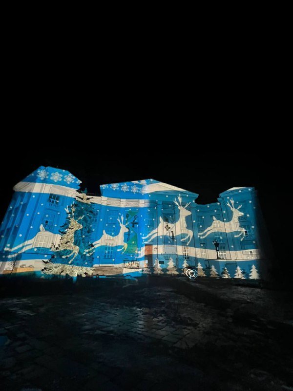 У Києві культові споруди підсвітили жовто-блакитними полотнами: хто автор і що це значить 4