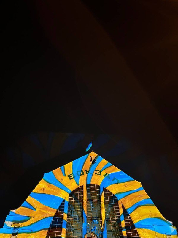 У Києві культові споруди підсвітили жовто-блакитними полотнами: хто автор і що це значить 6