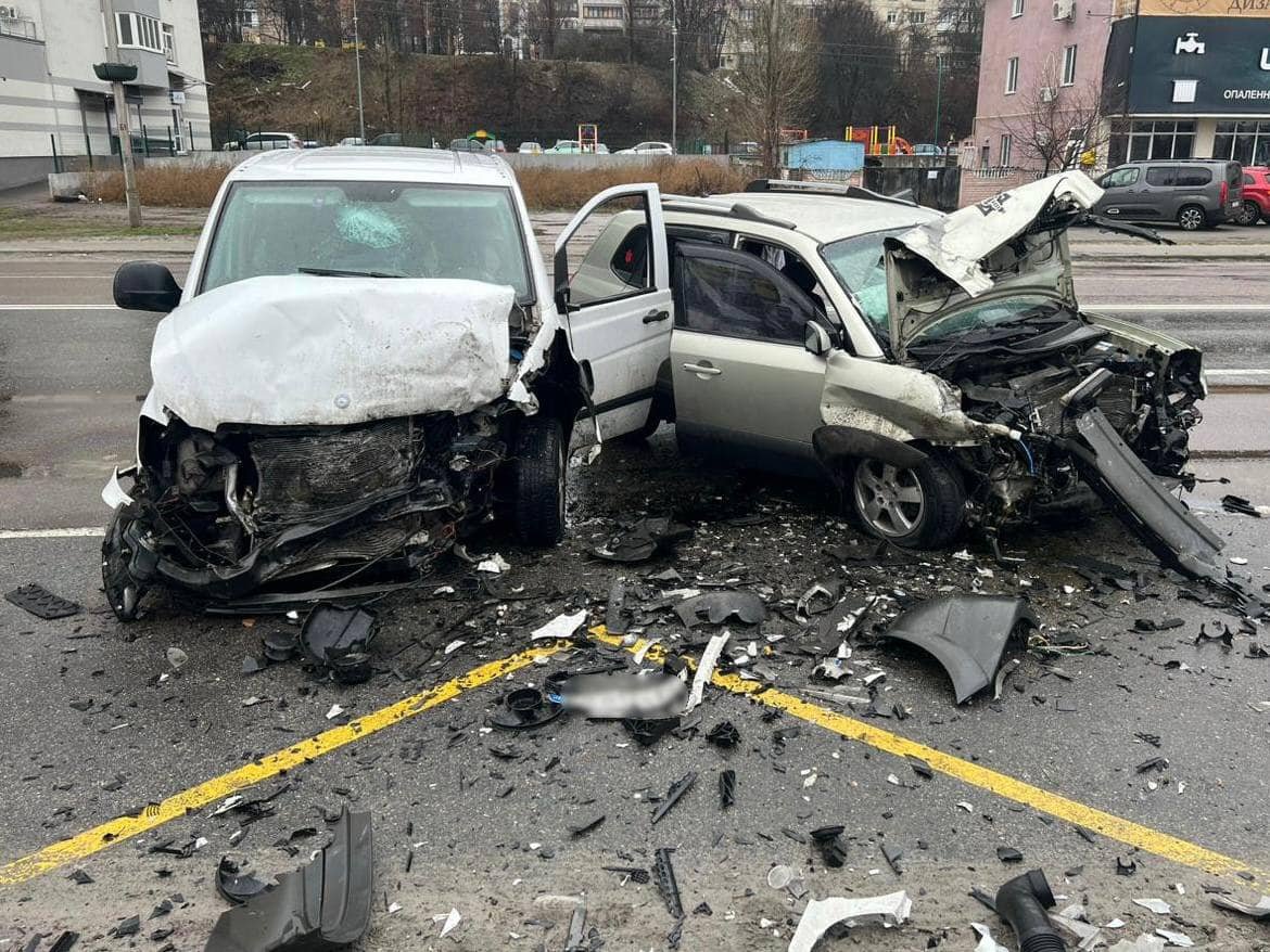 Під Києвом Hyundai лоб в лоб влетів в Mercedes: у ДТП постраждали 5 осіб 1
