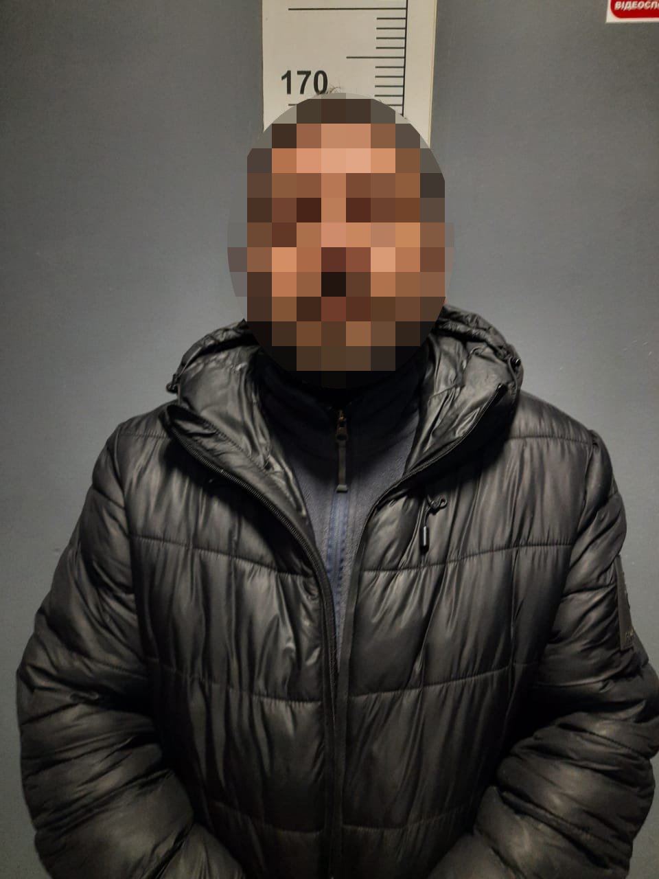 У Києві чоловік відкрив стрілянину посеред вулиці та поранив перехожу жінку 1