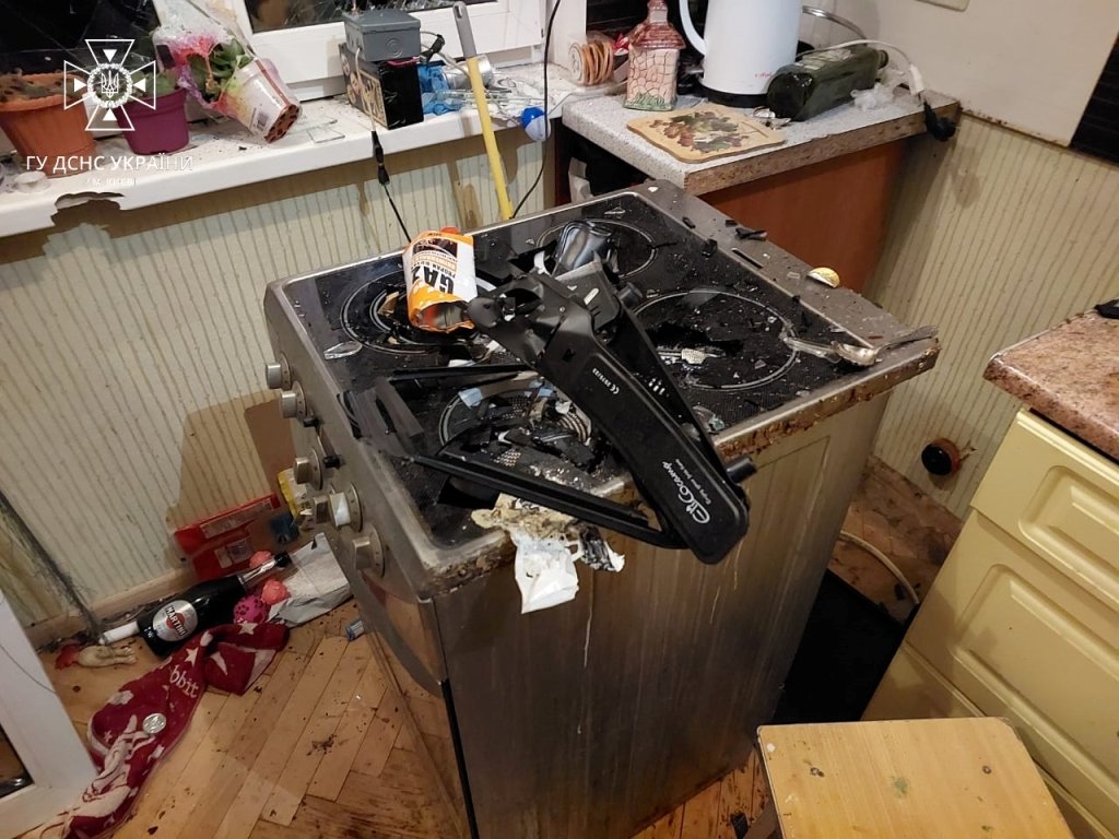 У Києві в квартирі від вибуху газового балончику вилетіли вікна: постраждала 17-річна дівчина 1