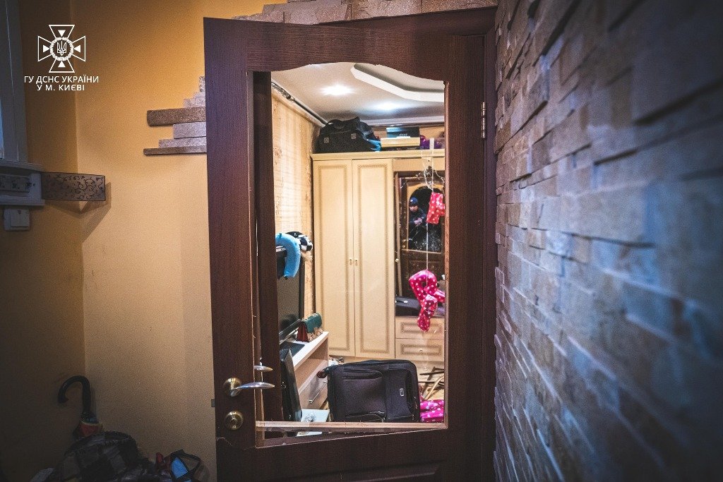У Києві в квартирі від вибуху газового балончику вилетіли вікна: постраждала 17-річна дівчина 2