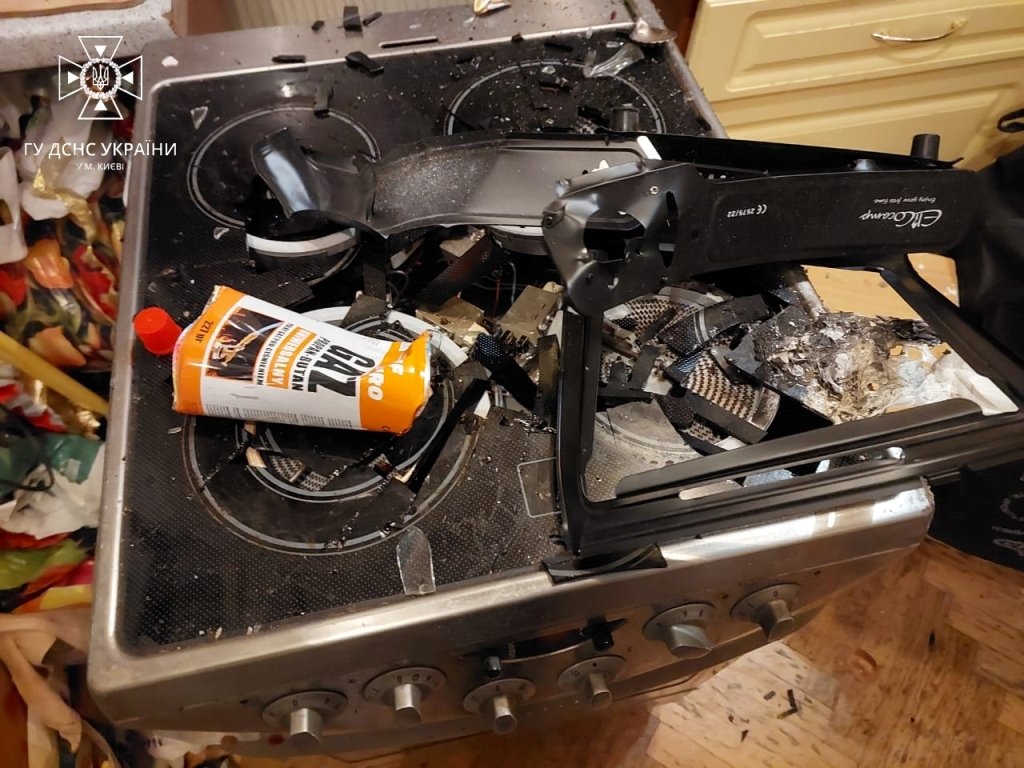 У Києві в квартирі від вибуху газового балончику вилетіли вікна: постраждала 17-річна дівчина 3