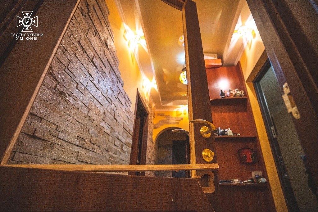 У Києві в квартирі від вибуху газового балончику вилетіли вікна: постраждала 17-річна дівчина 6