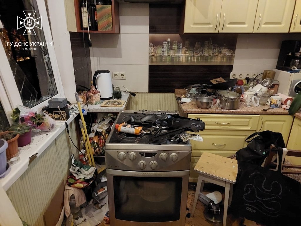 У Києві в квартирі від вибуху газового балончику вилетіли вікна: постраждала 17-річна дівчина 7