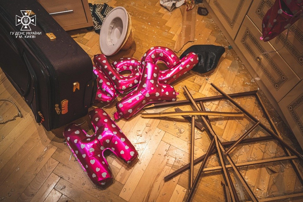 У Києві в квартирі від вибуху газового балончику вилетіли вікна: постраждала 17-річна дівчина 9