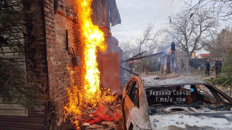 Від прильоту ракети на лівому березі Києва сталася пожежа: загорівся газ у трубі 2