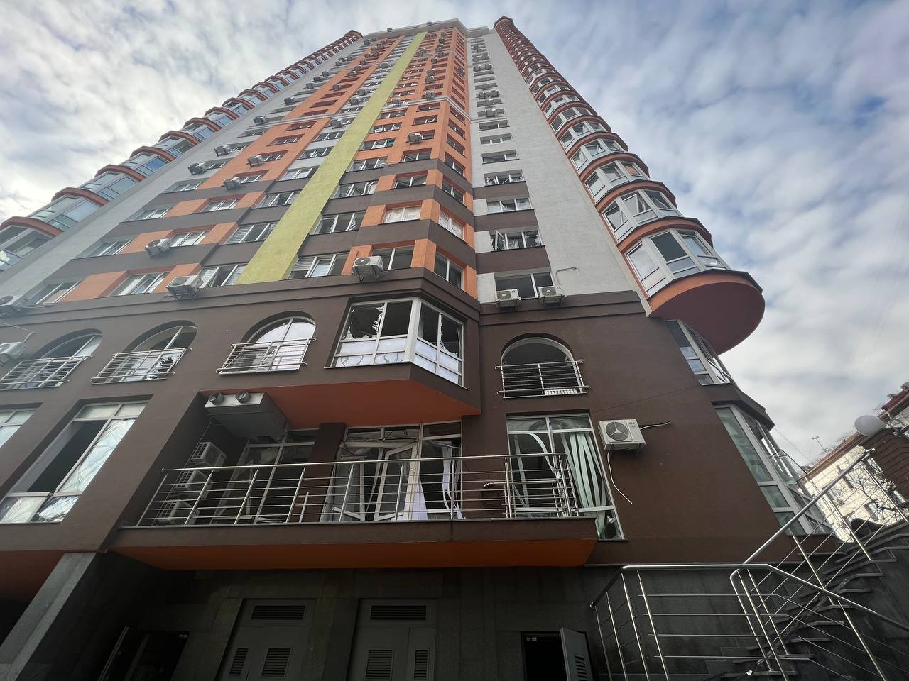 Атака дронами на Київ 30 грудня: як зараз виглядає пошкоджена багатоповерхівка в Голосіївському районі 18