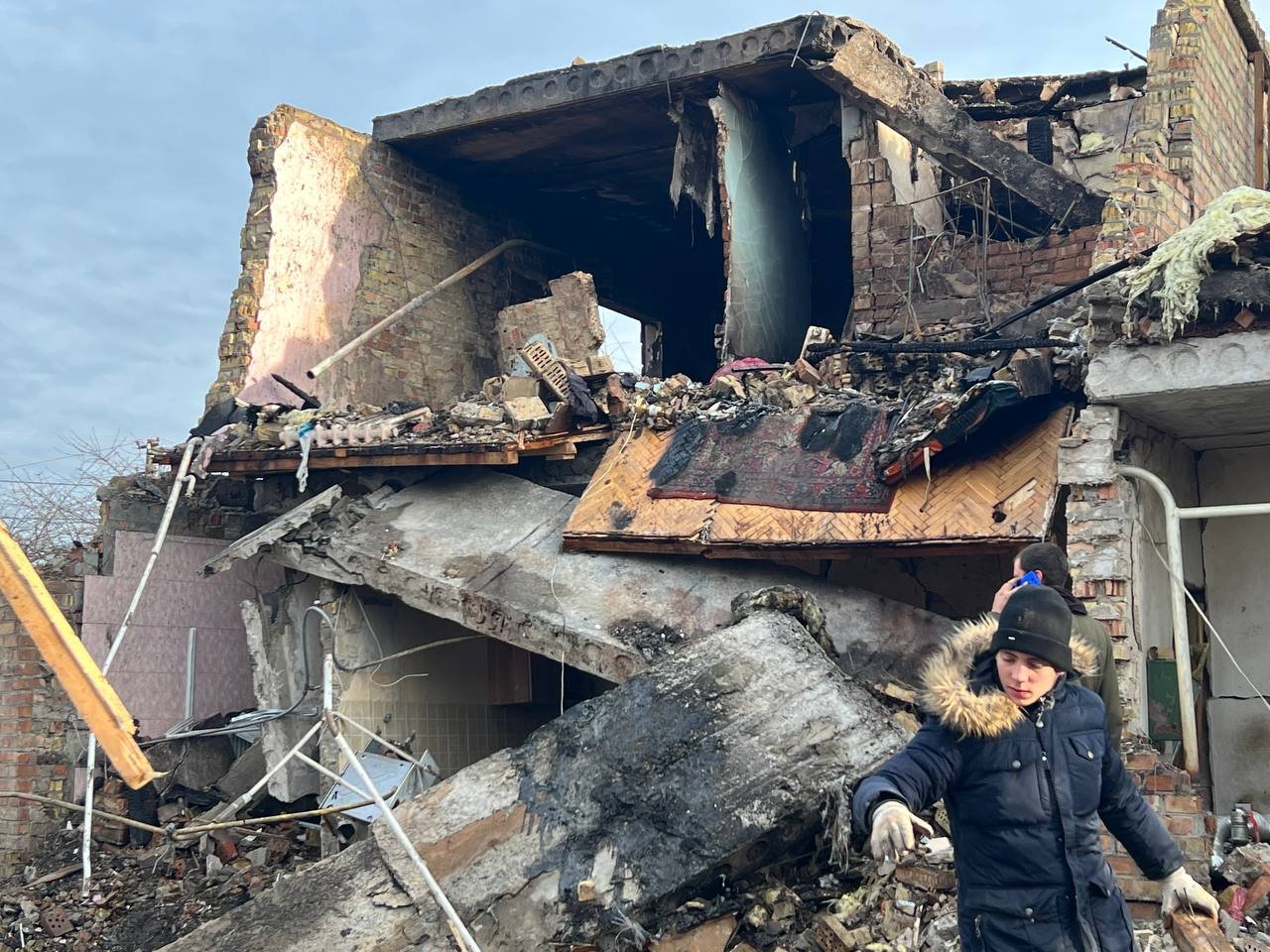 «Головне, що залишились живі»: історія жителя Осокорків, на будинок якого впала російська ракета 6