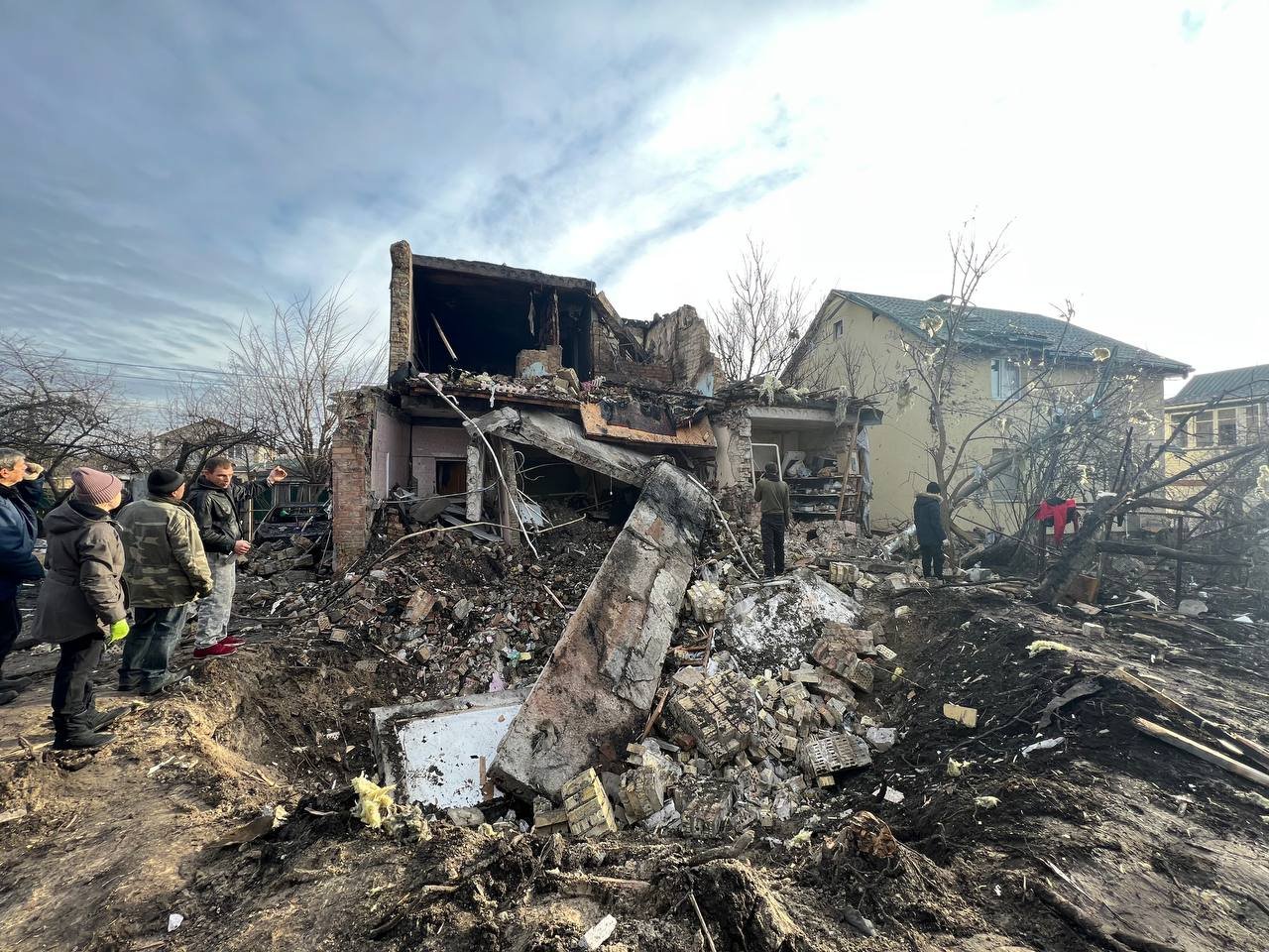 «Головне, що залишились живі»: історія жителя Осокорків, на будинок якого впала російська ракета 8