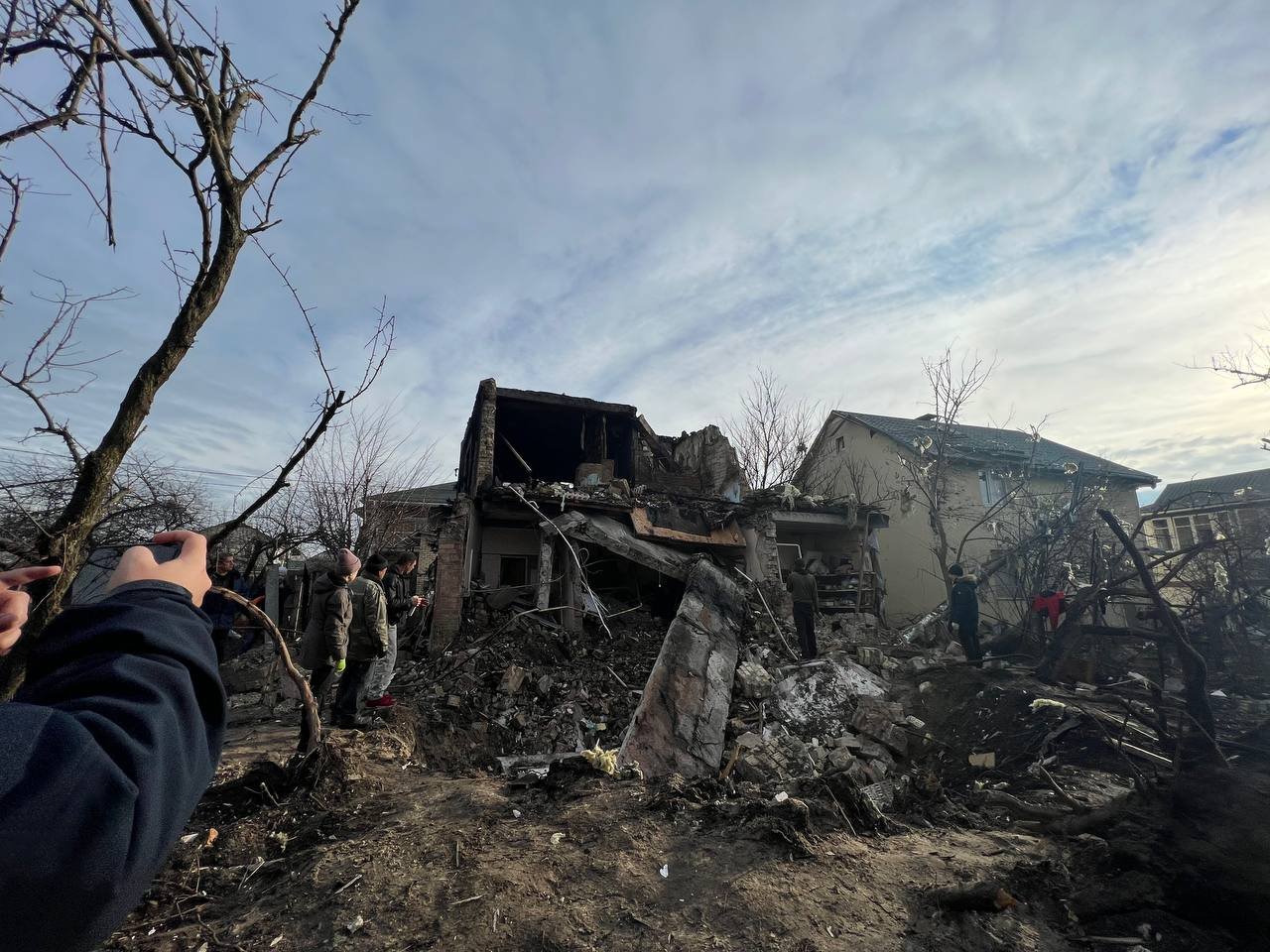 «Головне, що залишились живі»: історія жителя Осокорків, на будинок якого впала російська ракета 9