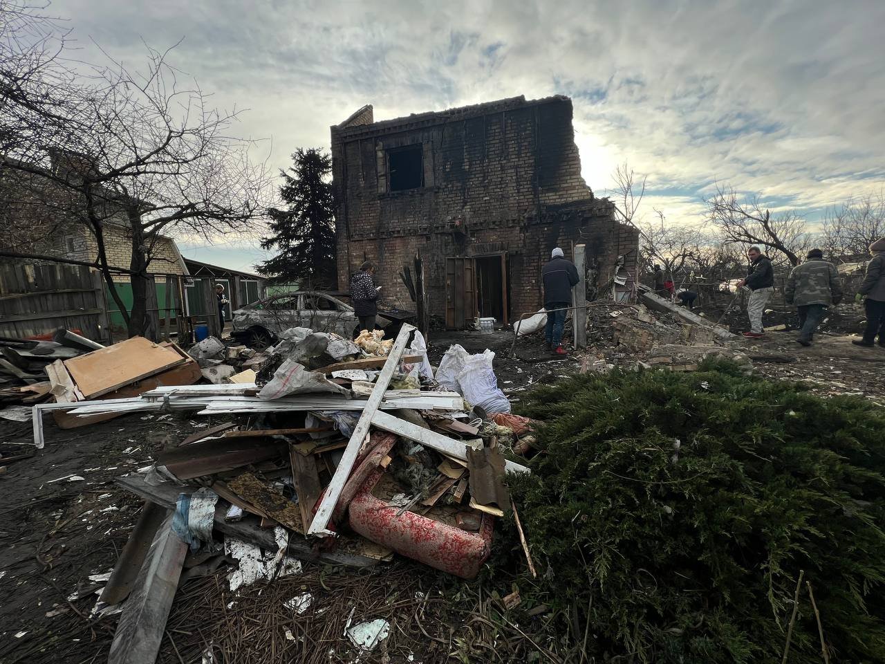«Головне, що залишились живі»: історія жителя Осокорків, на будинок якого впала російська ракета 10