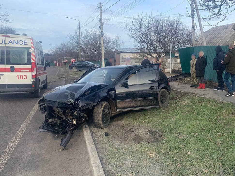 На Київщині п'яний водій злетів з дороги у паркан: в ДТП постраждала пасажирка 1
