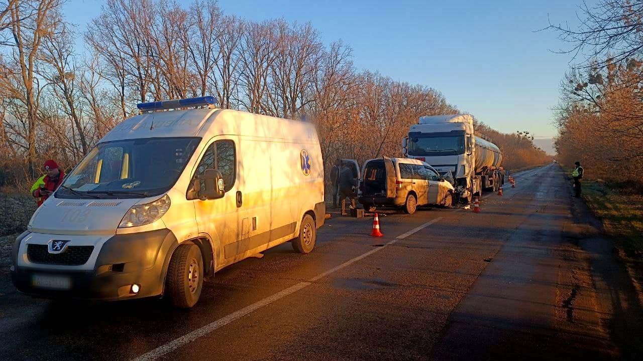 На Київщині Volkswagen влетів в спиртовоз: водій легковика загинув 2