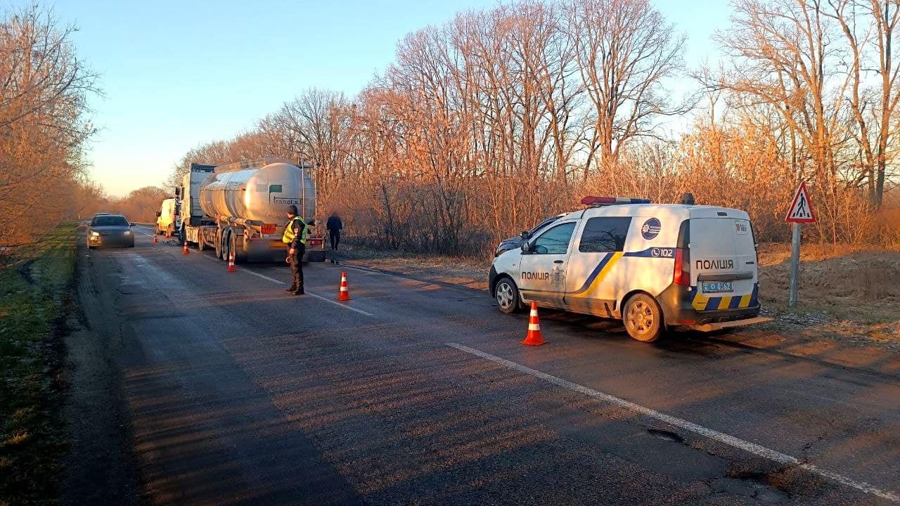 На Київщині Volkswagen влетів в спиртовоз: водій легковика загинув 3