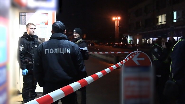 Забризкав балончиком та наніс близько десяти ударів по голові жінці: у Києві чоловік пограбував кредитну установу 2