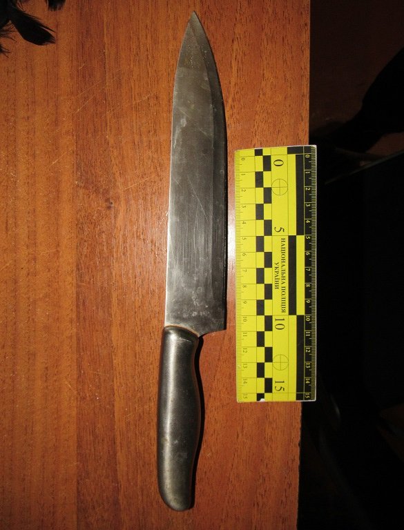 У Києві на Троєщині жінка вдарила ножем у груди та спину свого 21-річного коханця 2