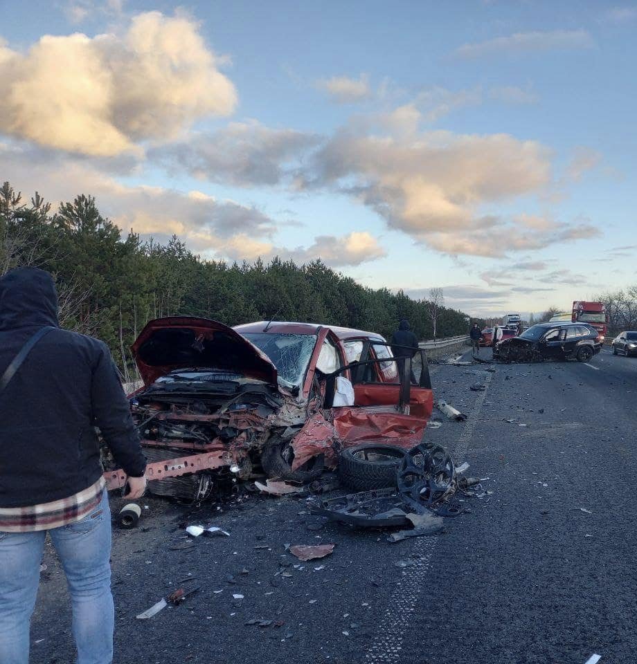 На Київщині у Бучанському районі масштабне ДТП з потерпілими: зіткнулося 4 автівки 4