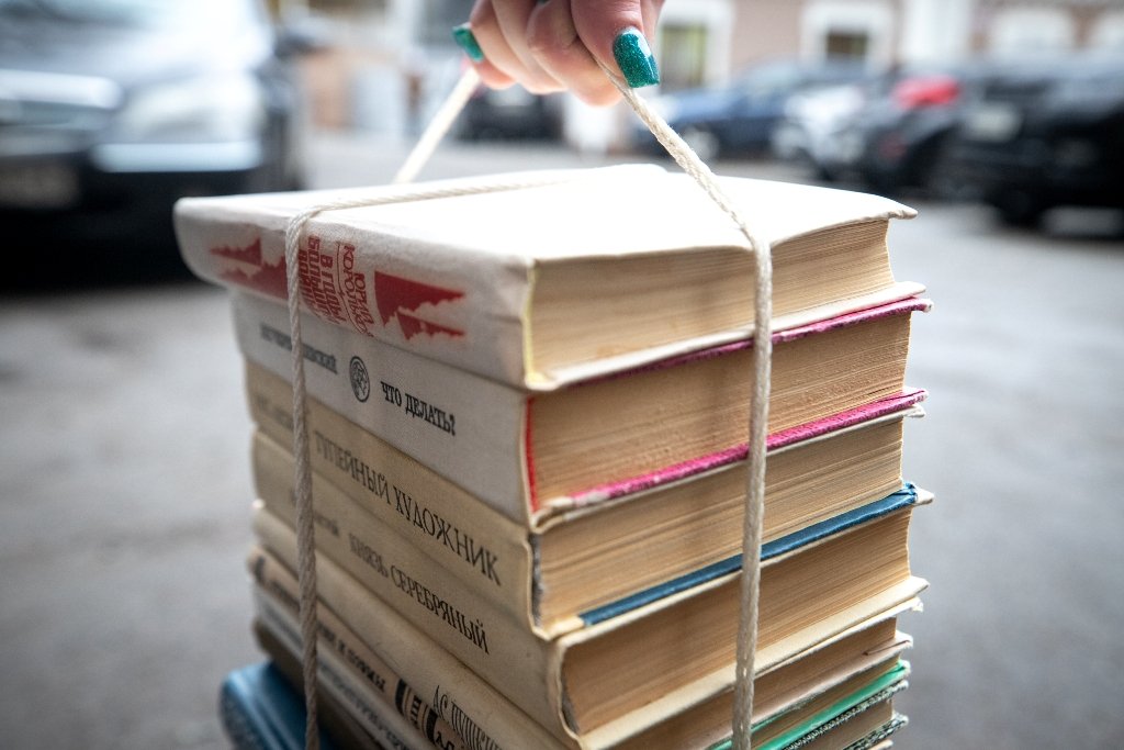 Де у Києві приймають російські книги, кошти від переробки яких підуть на допомогу ЗСУ 2