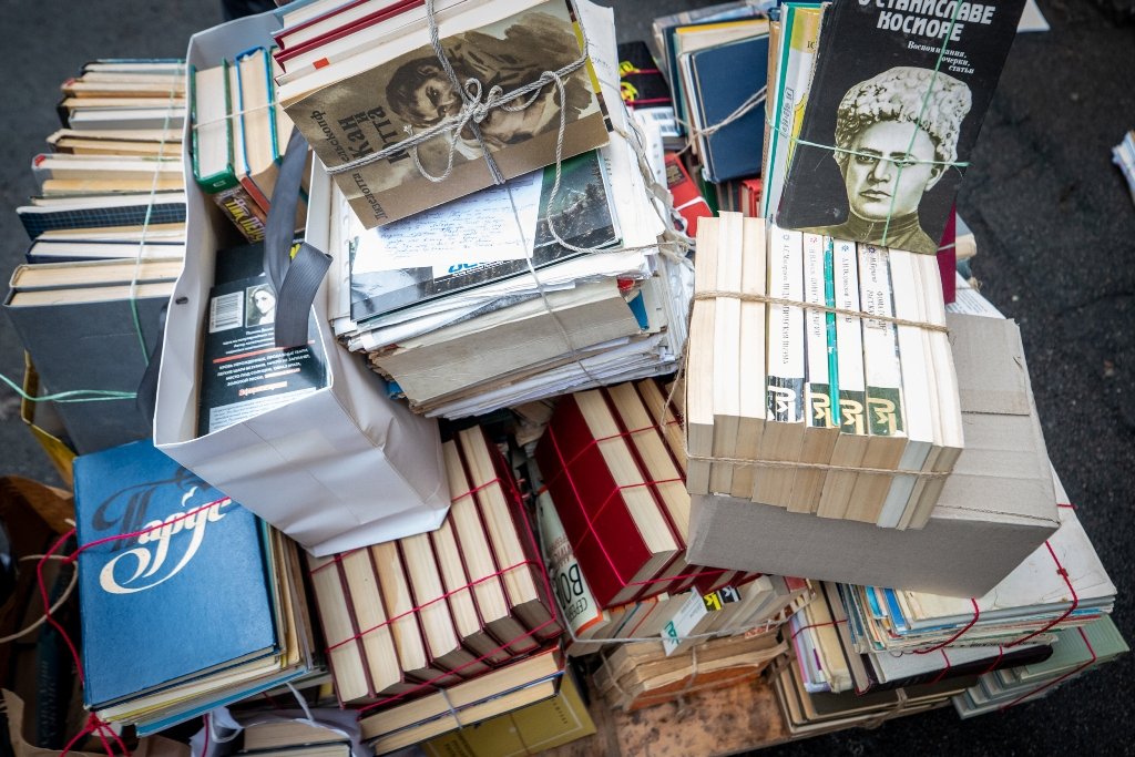 Де у Києві приймають російські книги, кошти від переробки яких підуть на допомогу ЗСУ 4