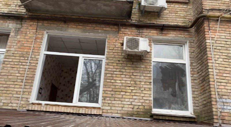 Забиті вікна та понівечені автівки: як виглядає подвір'я Києва, куди 31 грудня впала ракета 1