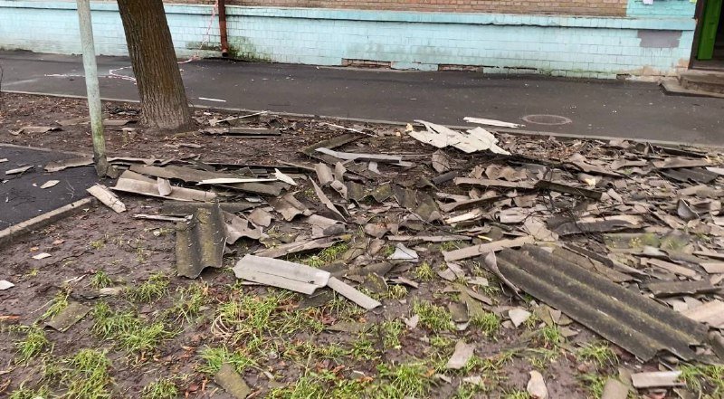 Забиті вікна та понівечені автівки: як виглядає подвір'я Києва, куди 31 грудня впала ракета 2