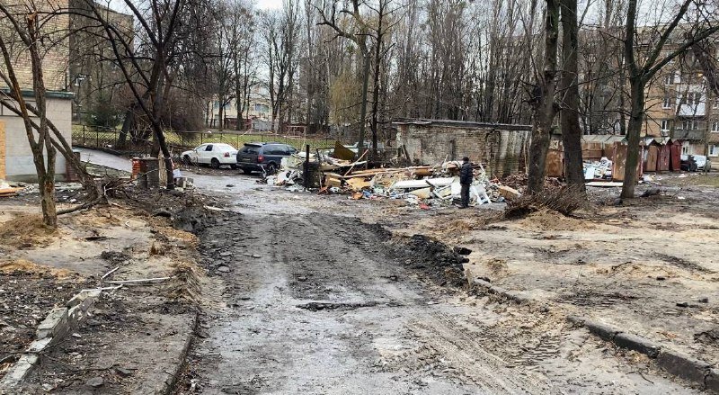 Забиті вікна та понівечені автівки: як виглядає подвір'я Києва, куди 31 грудня впала ракета 3