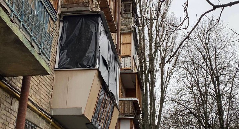 Забиті вікна та понівечені автівки: як виглядає подвір'я Києва, куди 31 грудня впала ракета 4