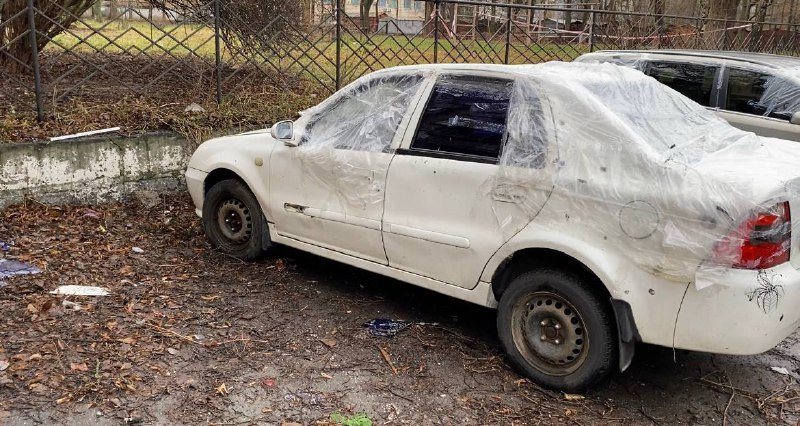 Забиті вікна та понівечені автівки: як виглядає подвір'я Києва, куди 31 грудня впала ракета 5