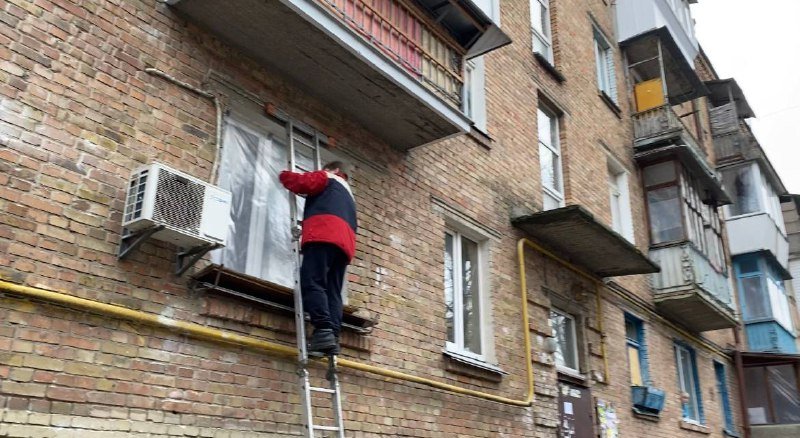 Забиті вікна та понівечені автівки: як виглядає подвір'я Києва, куди 31 грудня впала ракета 6